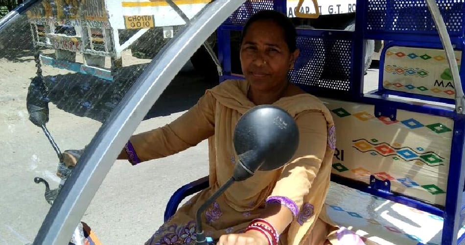 brave lady of panchkula drives e-rickshaw for survival, in-laws supported