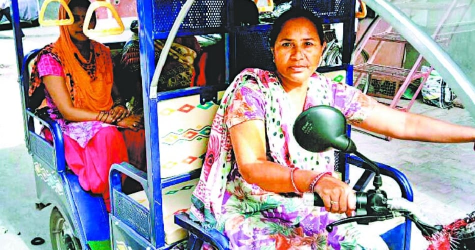 brave lady of panchkula drives e-rickshaw for survival, in-laws supported