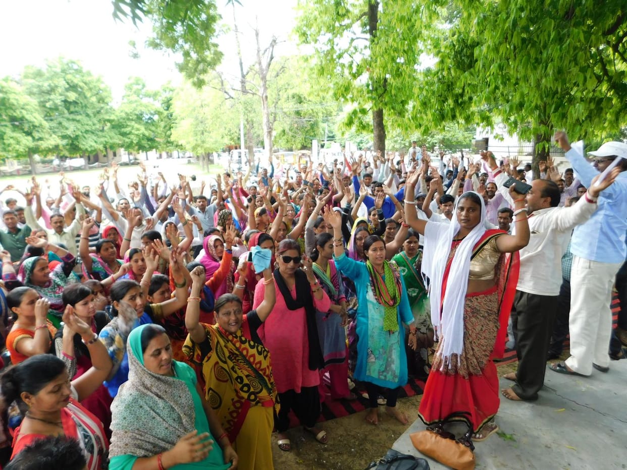 धरने पर रहे शिक्षामित्र, 700 स्कूलों पर लगा ताला