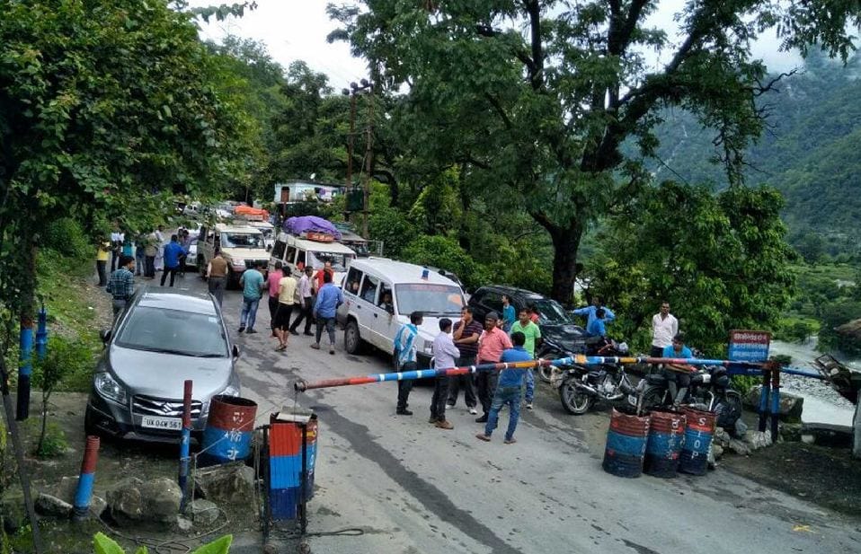 Travelers spend night with hunger stomach due to Highway blocked 