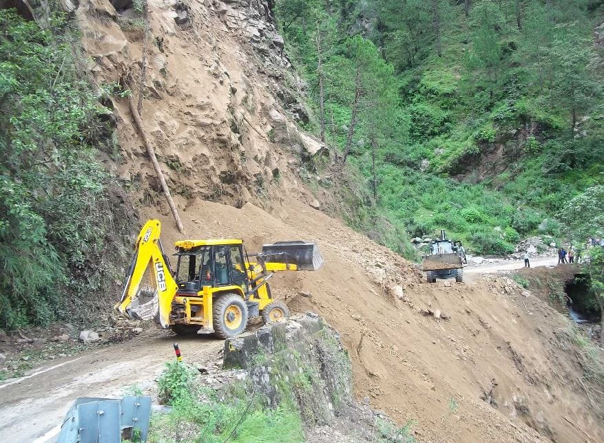 yamunotri yatra route  blocked before four days due to debris