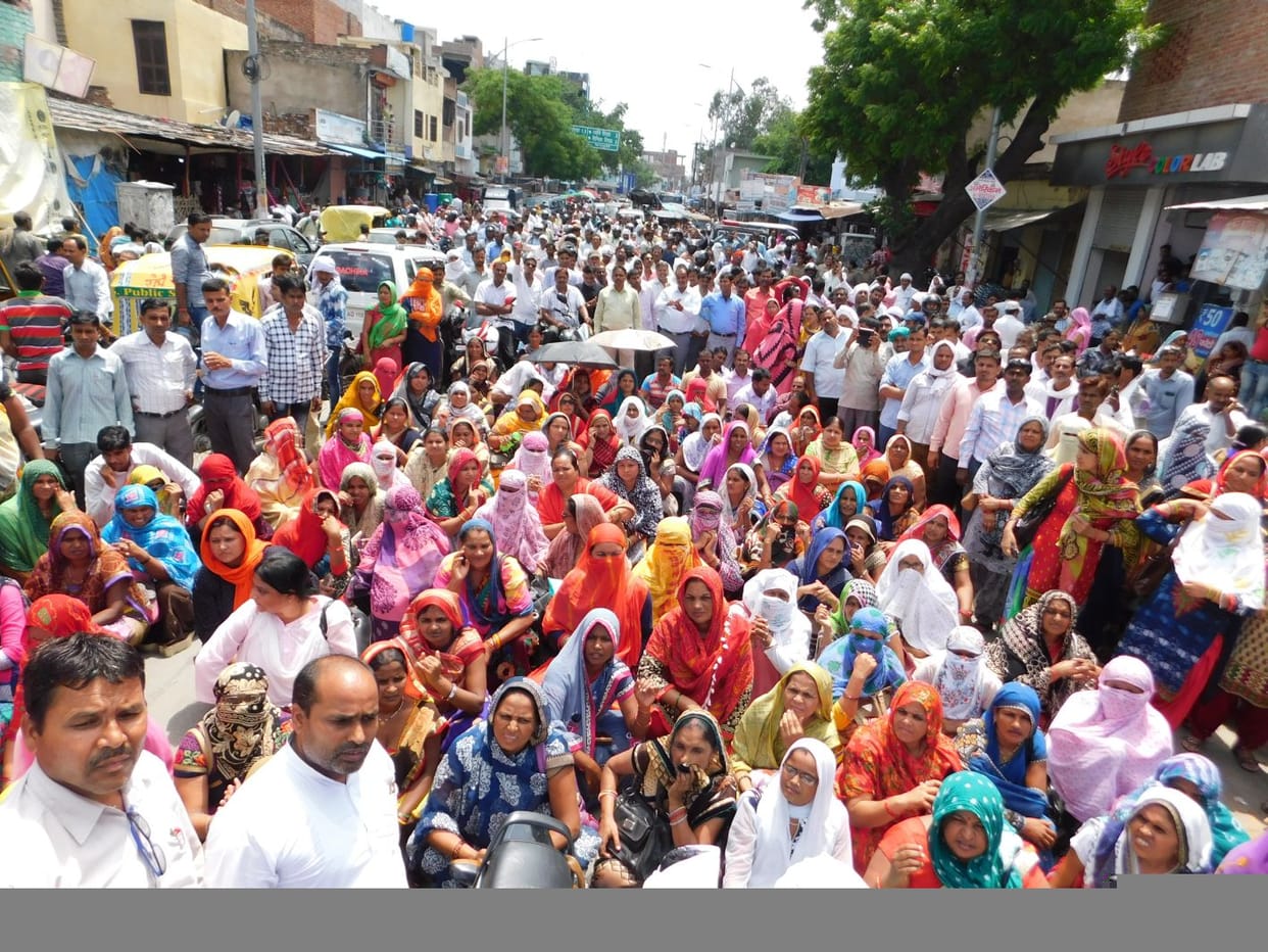 शिक्षामित्रों ने लगाया जाम, पुलिसकर्मियों से झड़प
