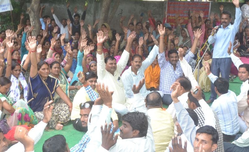 शिक्षामित्र धरने पर, स्कूलों में लटके ताले