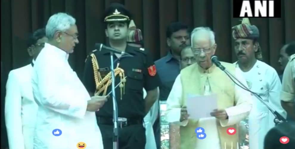 मुख्यमंत्री पद की शपथ लेते नीतीश कुमार