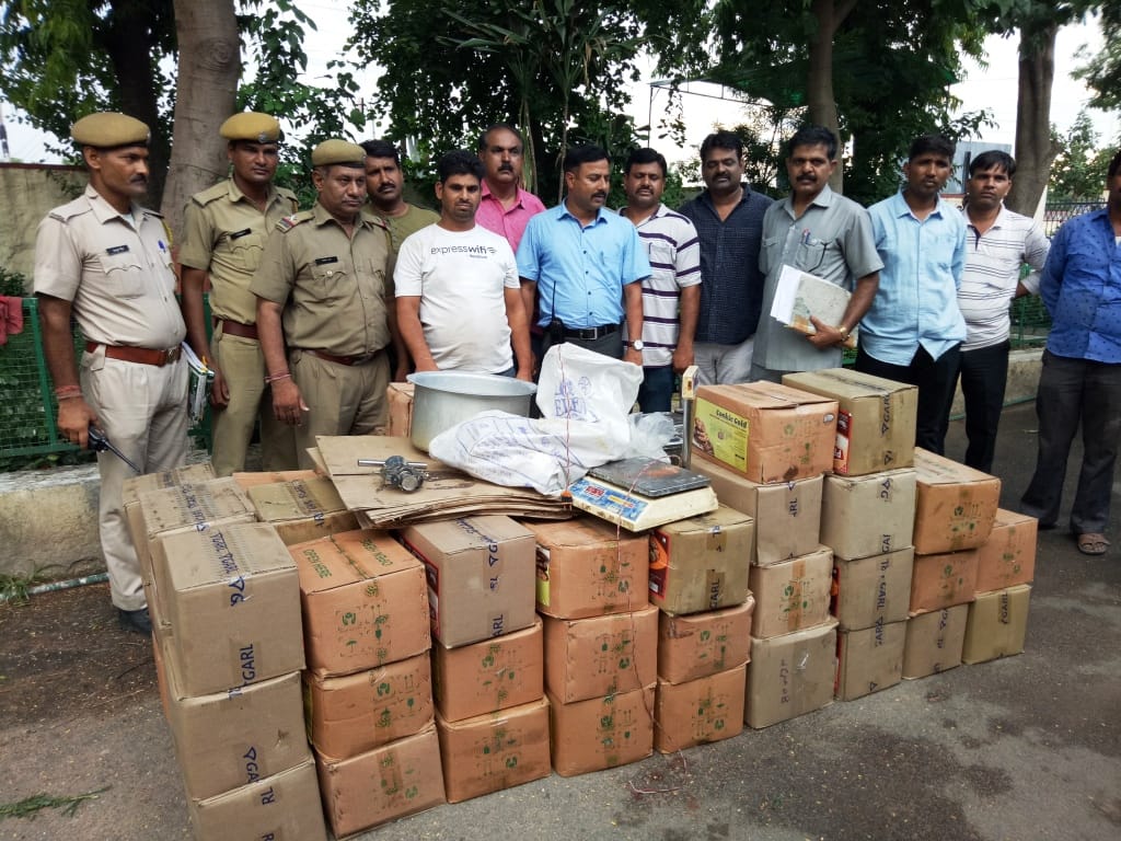 Fake ghee was traded in the house, police caught