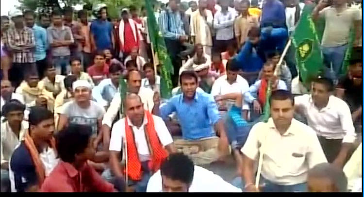 Dispute between DM and RJD workers in Chhapra district of Bihar