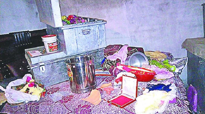 Robbery of 2 lakhs in Gandevera
