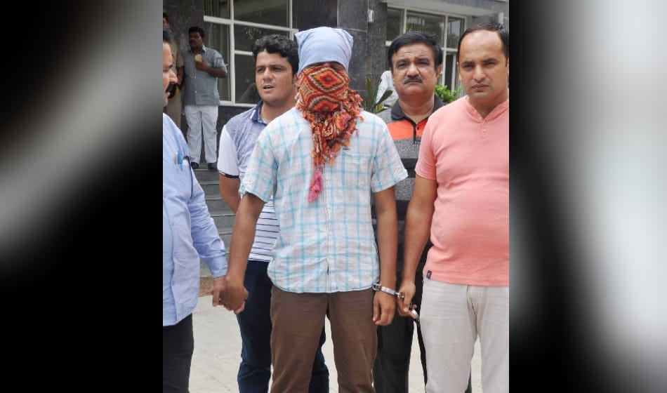 wanted crook salman aka daant toota arrested who snatch in metro cities after travelling with flight
