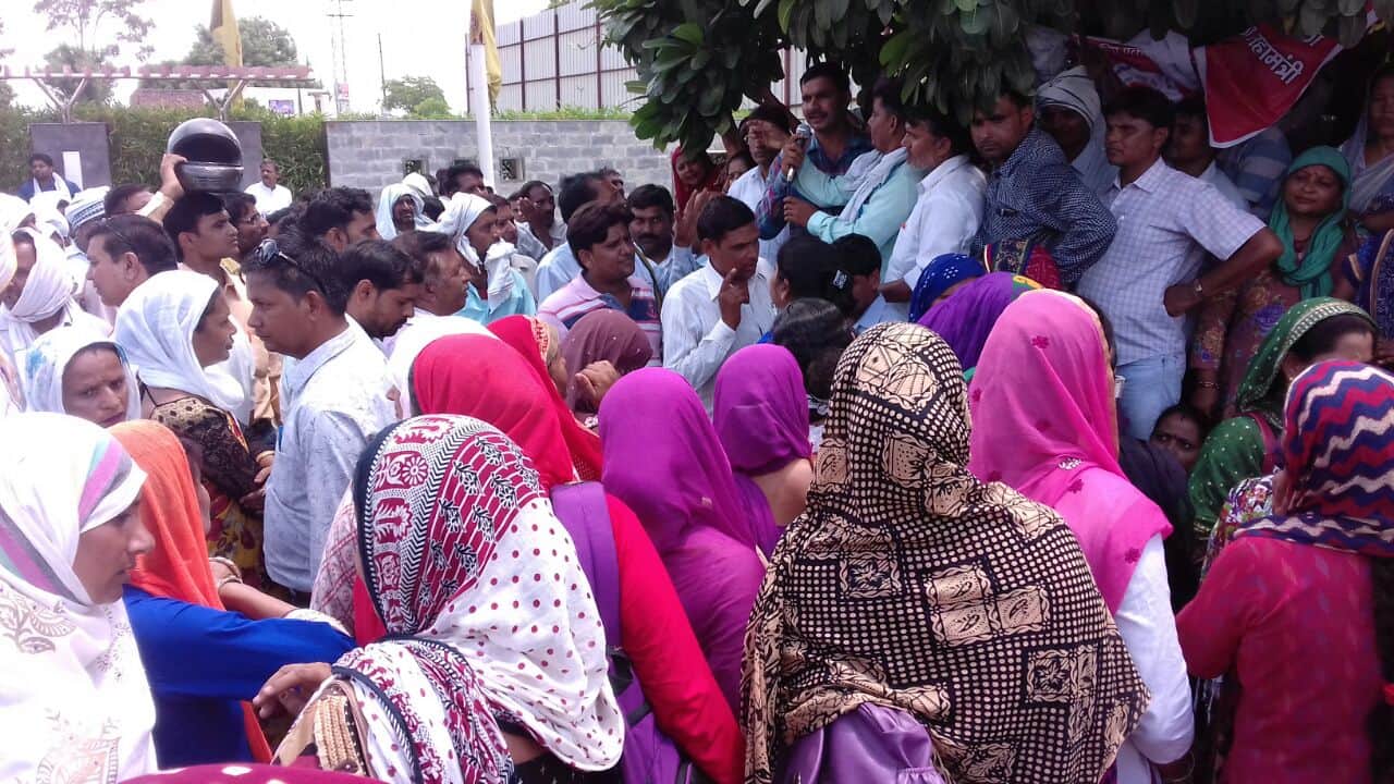 shikshamitra protesting outside office of hema malini in mathura