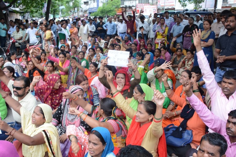 shikshamitra protest in front of BJP office in Lucknow.