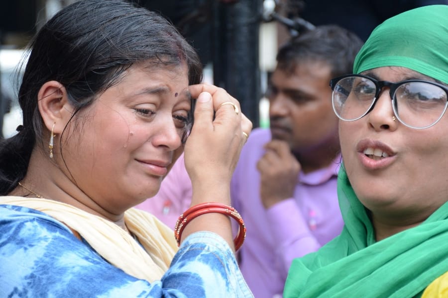 shikshamitra protest in front of BJP office in Lucknow.