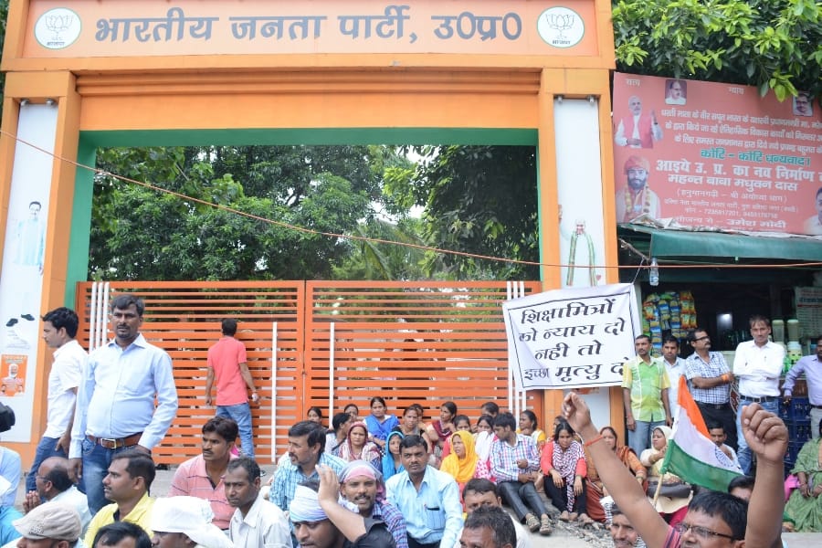 shikshamitra protest in front of BJP office in Lucknow.