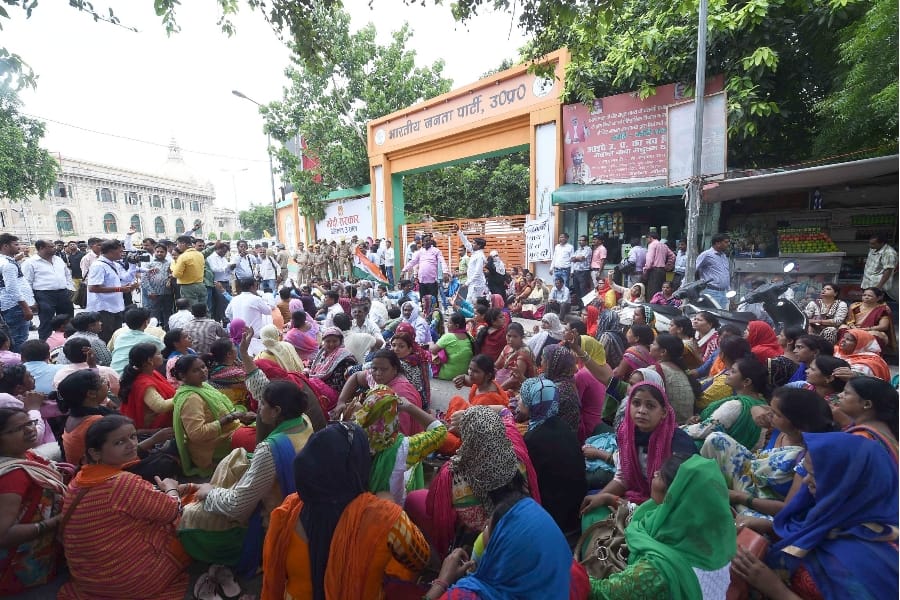shikshamitra protest in front of BJP office in Lucknow.