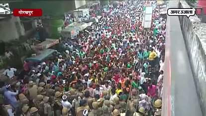 POLICE LATHICHARGE ON AGITATED SHIKSHAMITRA IN GORAKHPUR 
