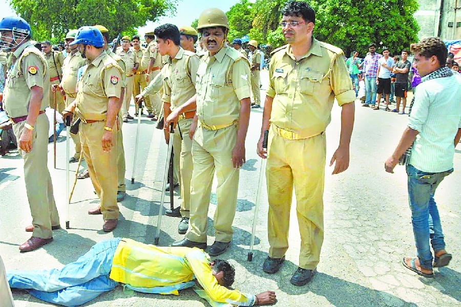 shikshamitra protest in all uttar Pradesh.