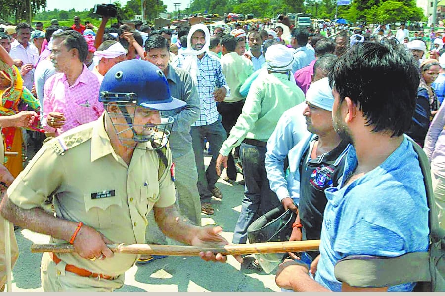 shikshamitra protest in all uttar Pradesh.