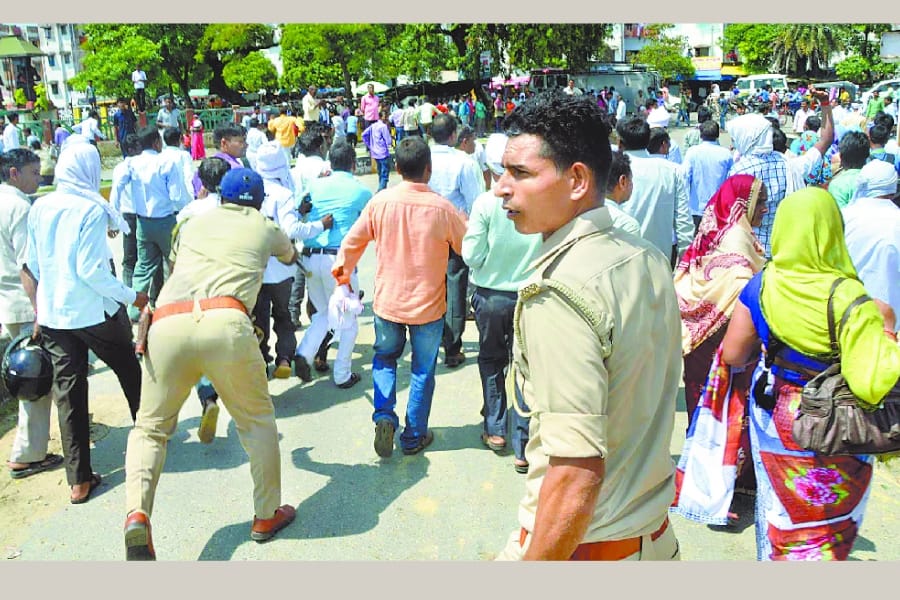 shikshamitra protest in all uttar Pradesh.