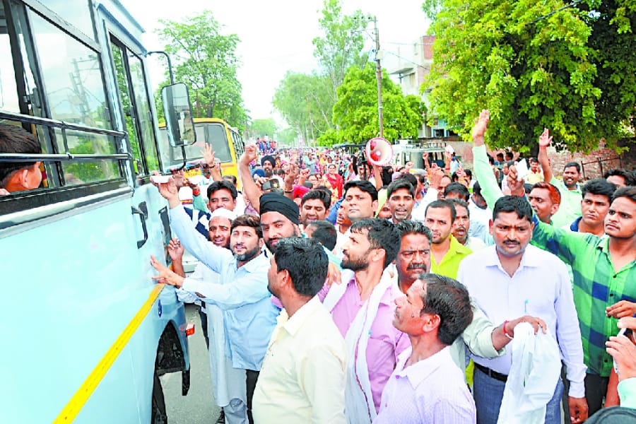 सरकार के फैसला लेने तक प्रदर्शन का एलान