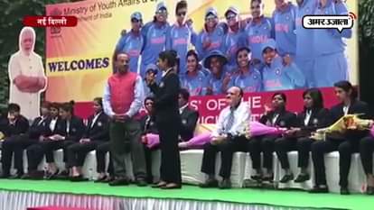 Women cricket team gets 50 lakh each by sports minister vijay goel