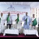 ट्रेन को हरी झंडी दिखाते गृह मंत्री और अन्य