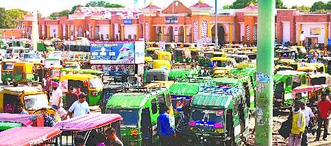 जंक्शन के बाहर बेतरतीब ऑटो खडे़ होने से निकलना मुश्किल