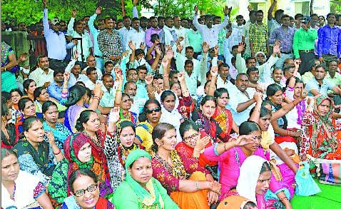 शिक्षामित्रों की हड़ताल से प्राइमरी स्कूल में पड़े ताले