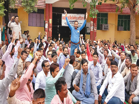 Shikshit Mitra dharna outside BSA office