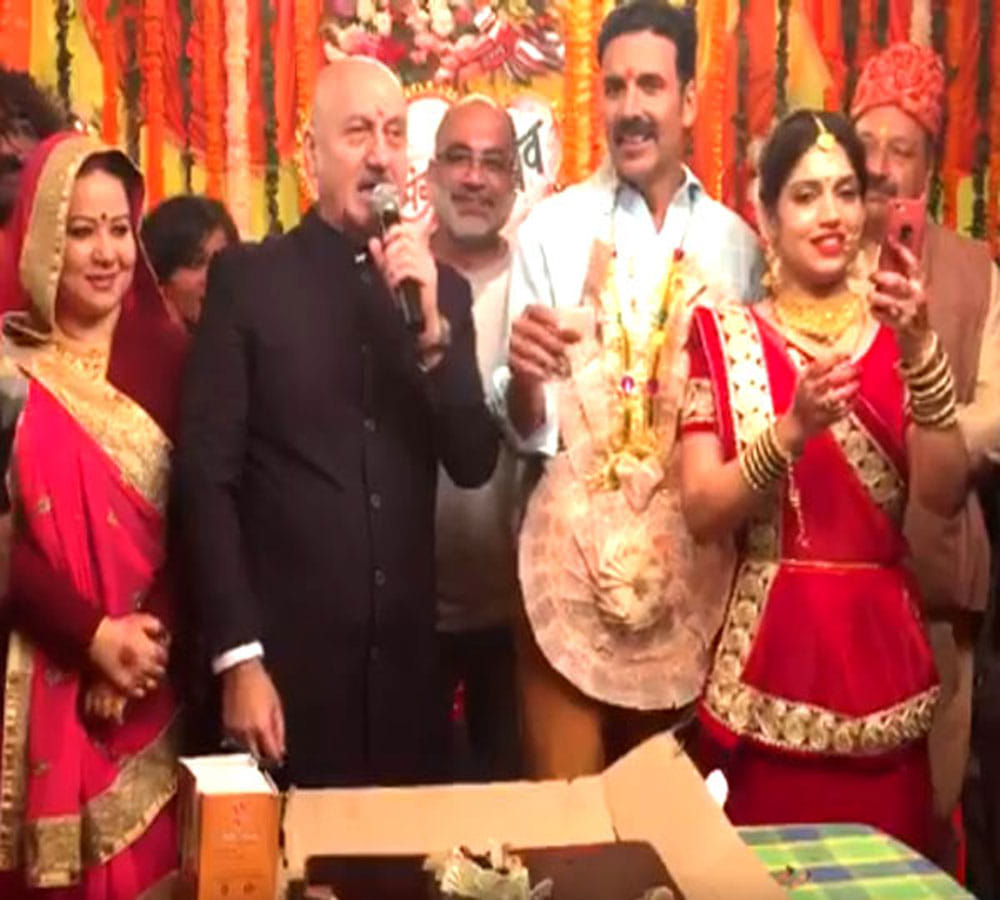 Akshay Kumar Not Happy With Ranbir Kapoor  Peeing In Public Will Gift Toilet Ek Prem Katha DVD