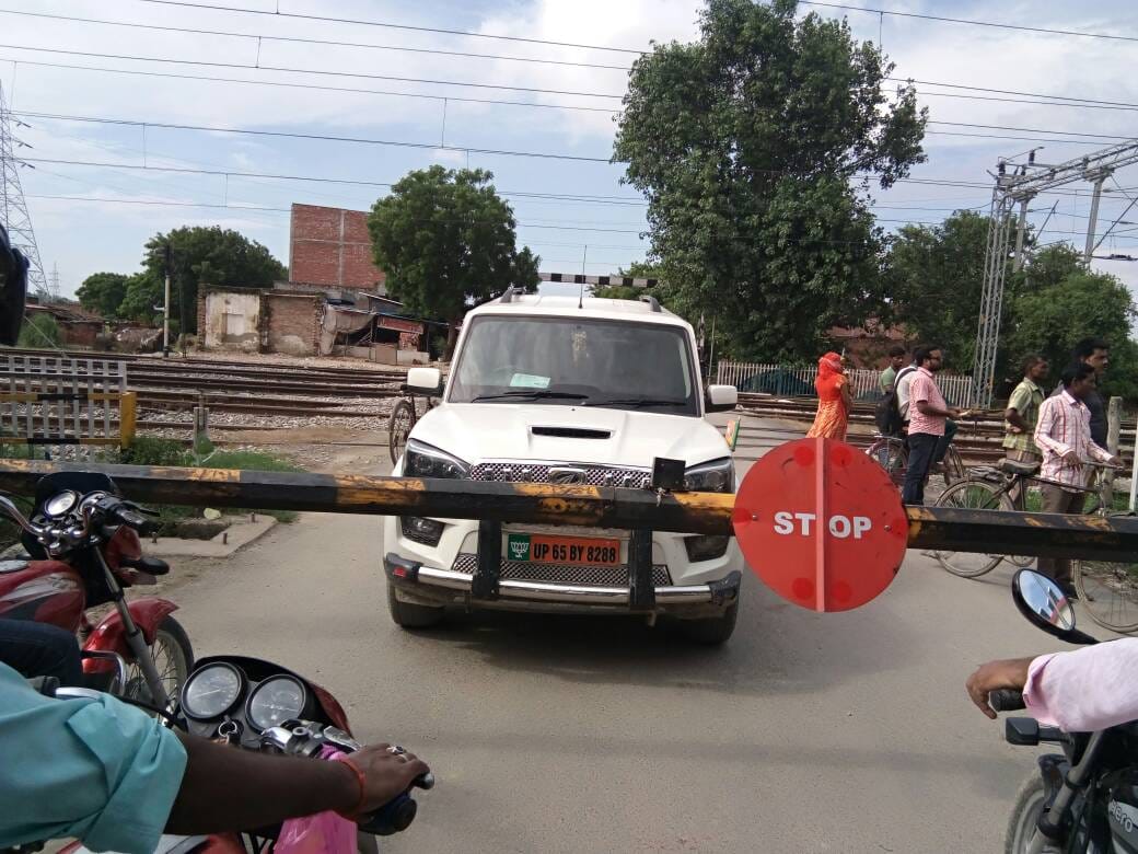 bjp leader scarpio enter into railway crossing gate