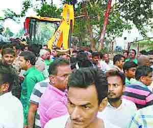 Lineman dies of electric shock