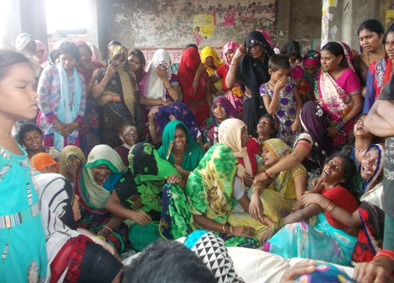 कड़ी सुरक्षा के बीच किया शवों का अंतिम संस्कार