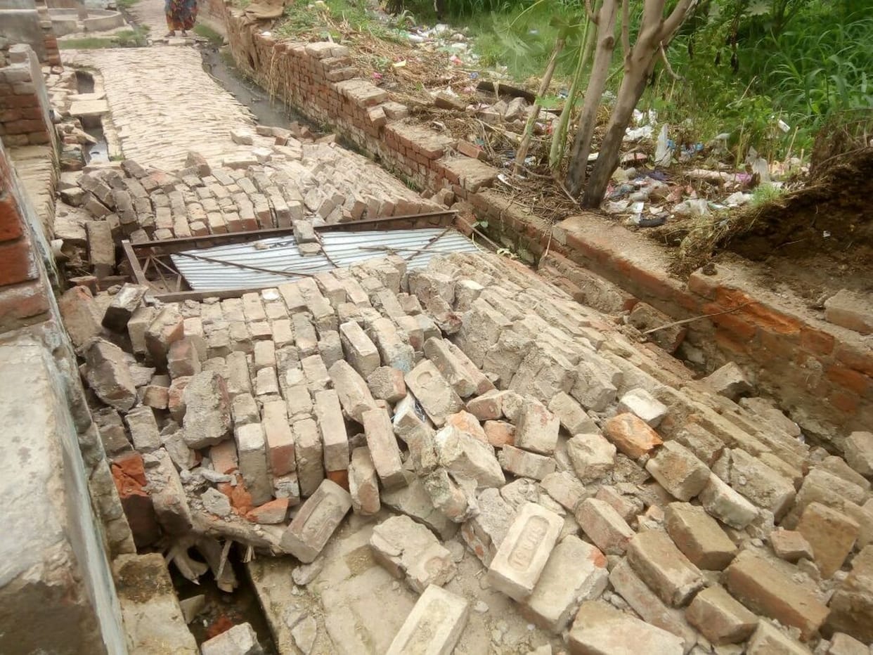 दीवार के मलबे में दबकर बा लक की मौत