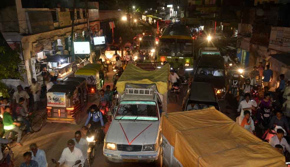lahartara to chandpur road jam very badly today