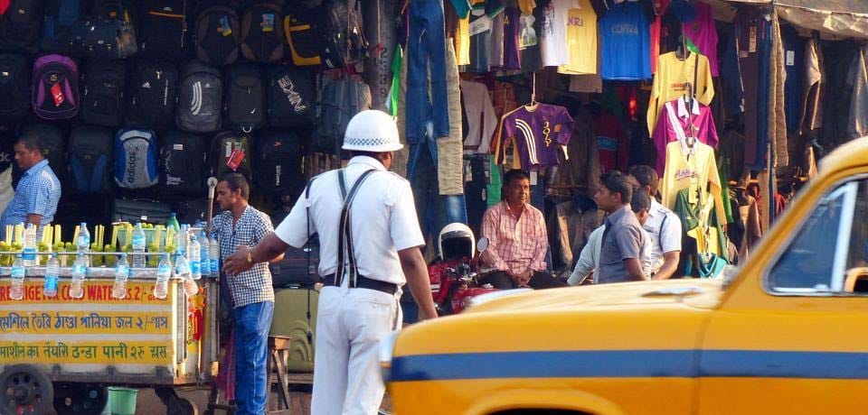 woman did accident and then kissed policeman who was trying to help her in kolkata