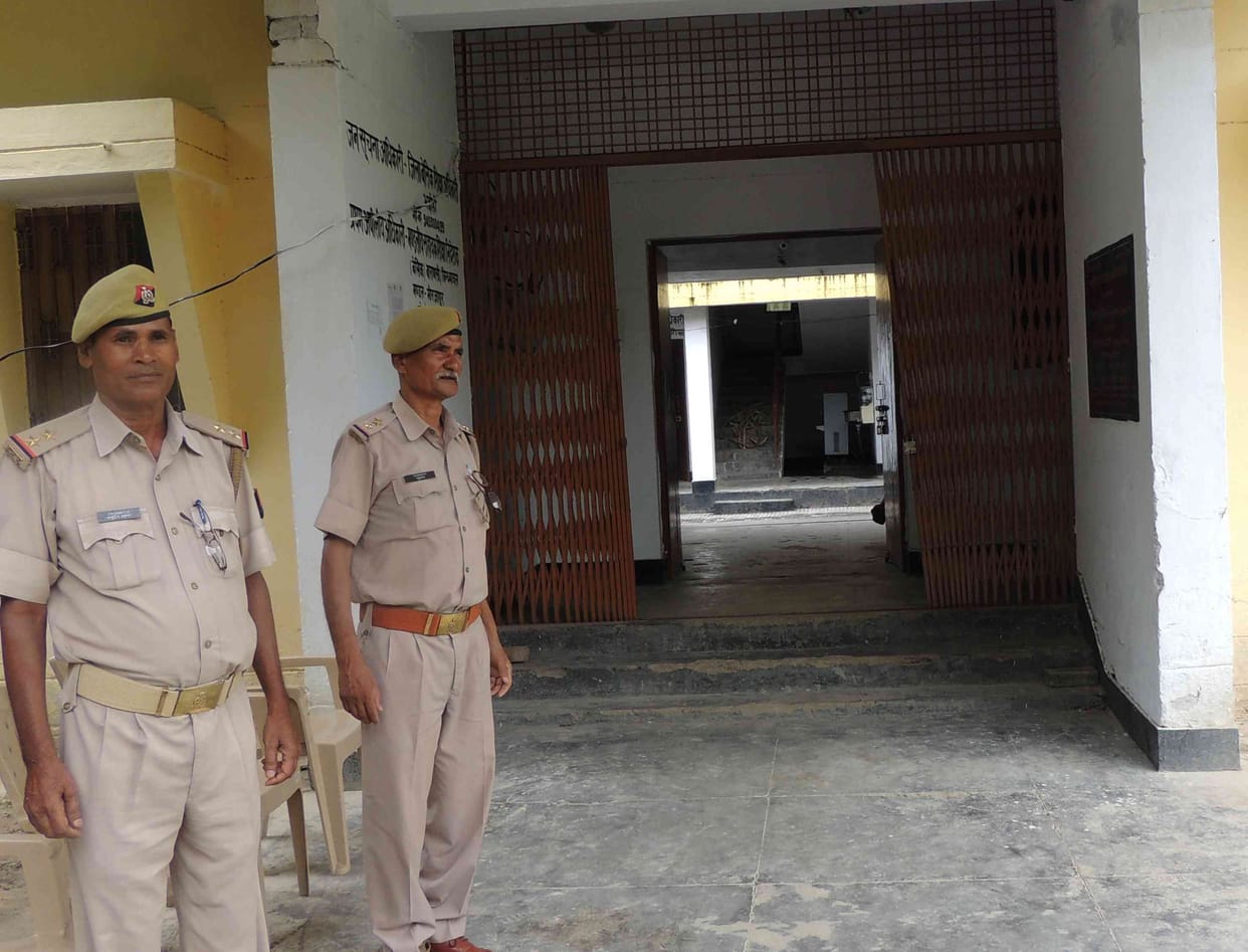 शिक्षामित्रों ने बीएसए कार्यालय पर की तालाबंदी