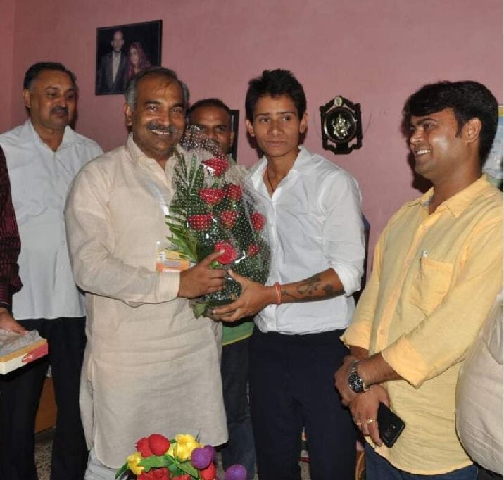 Cricketer mansi joshi and ekta bisht welcome in uttarakhand 