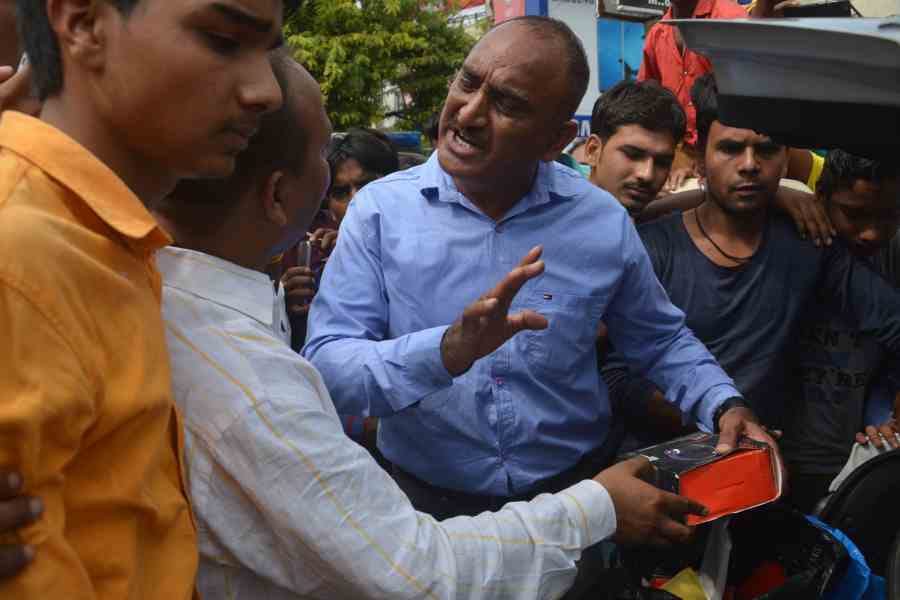 pirated accessories of apple is being sold in agra 