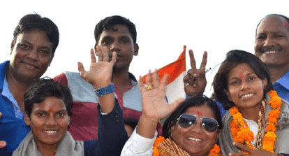 Women cricket team members Deepti Sharma and poonam yadav gets grand welcome at agra