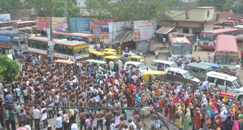 शिक्षामित्रों में उबाल, हाईवे पर लगाया जाम