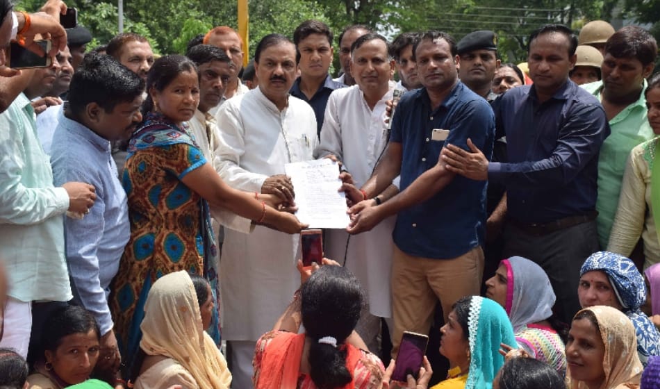 shiksha mitra gherao union minister mahesh sharma in noida