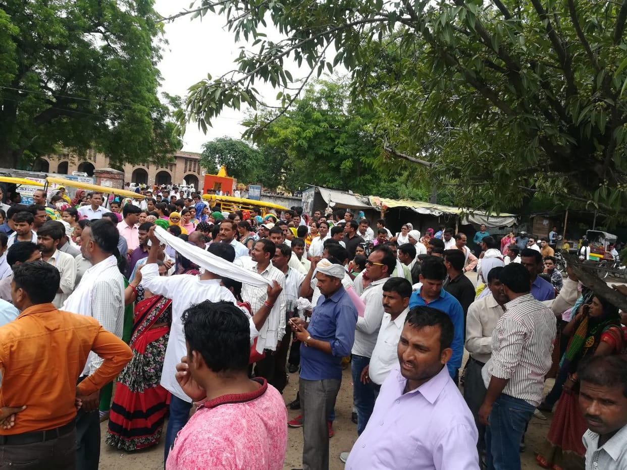 shikshamitra in mathura block train and protesting for job