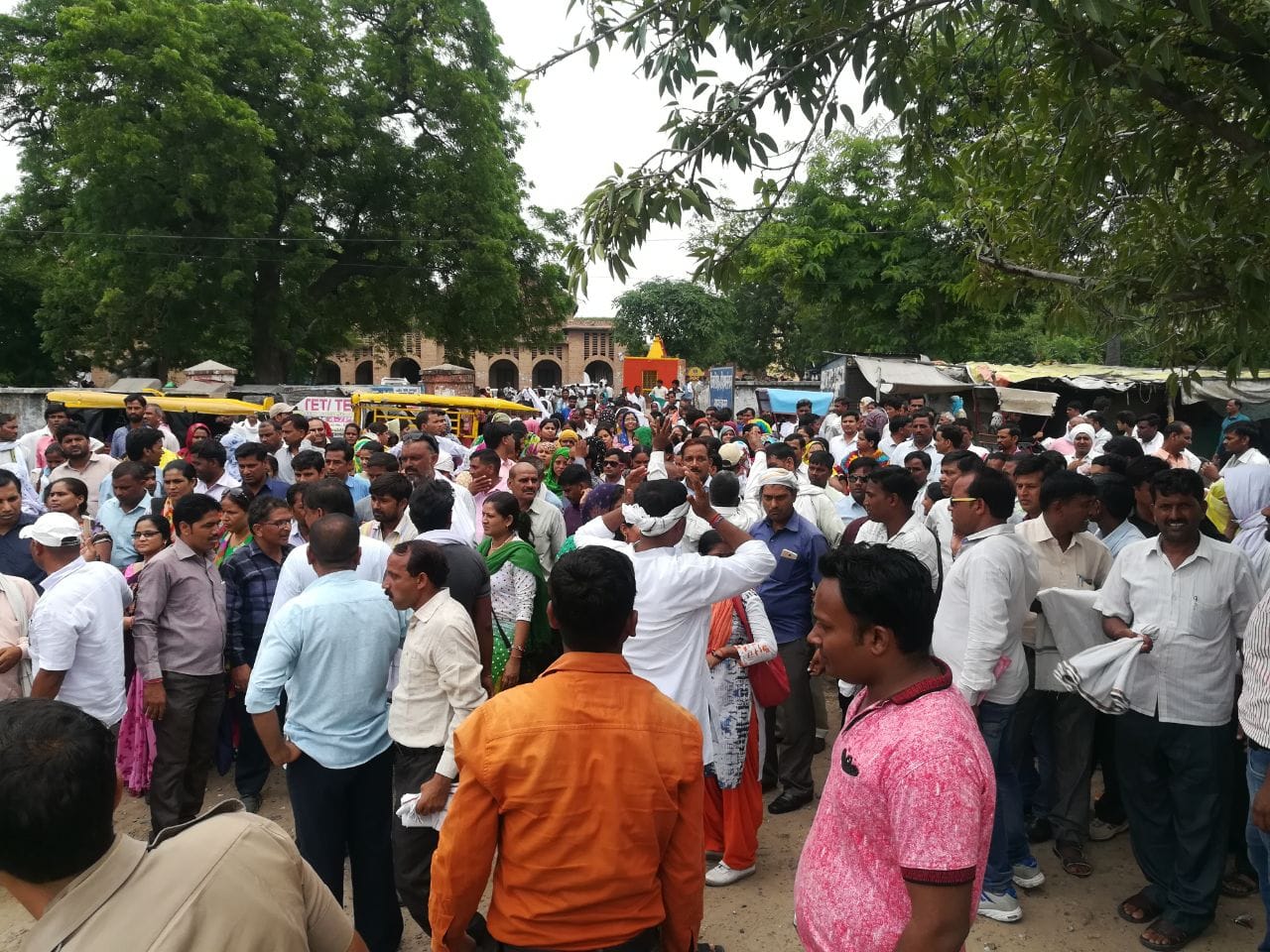 shikshamitra in mathura block train and protesting for job