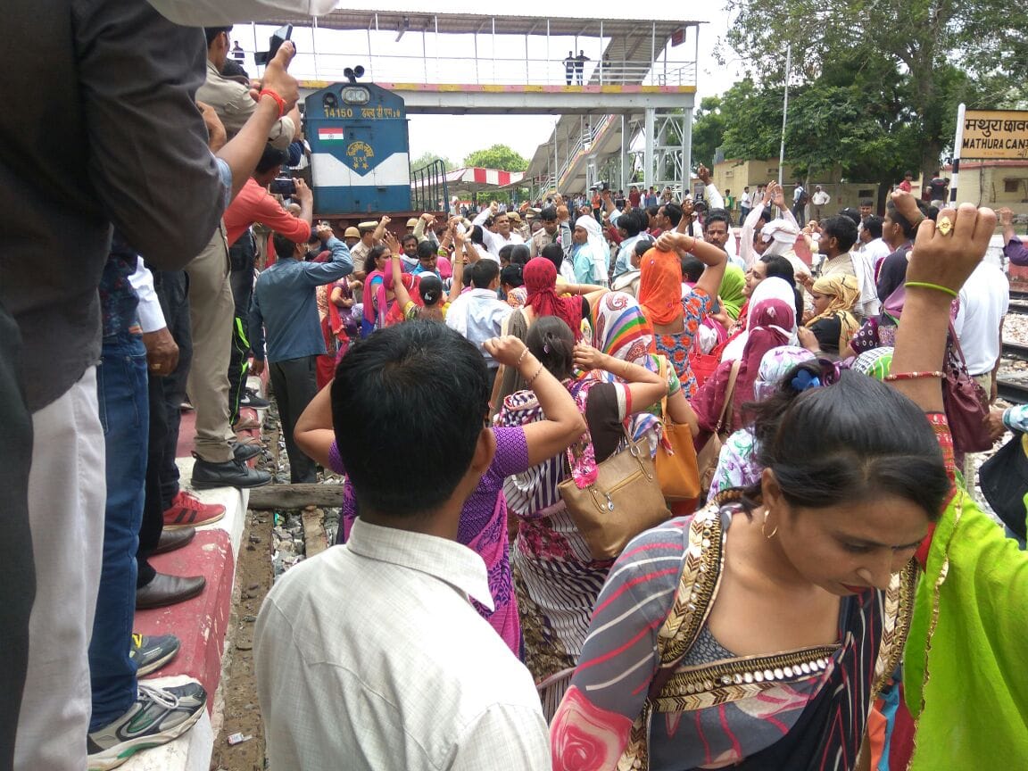 shikshamitra in mathura block train and protesting for job