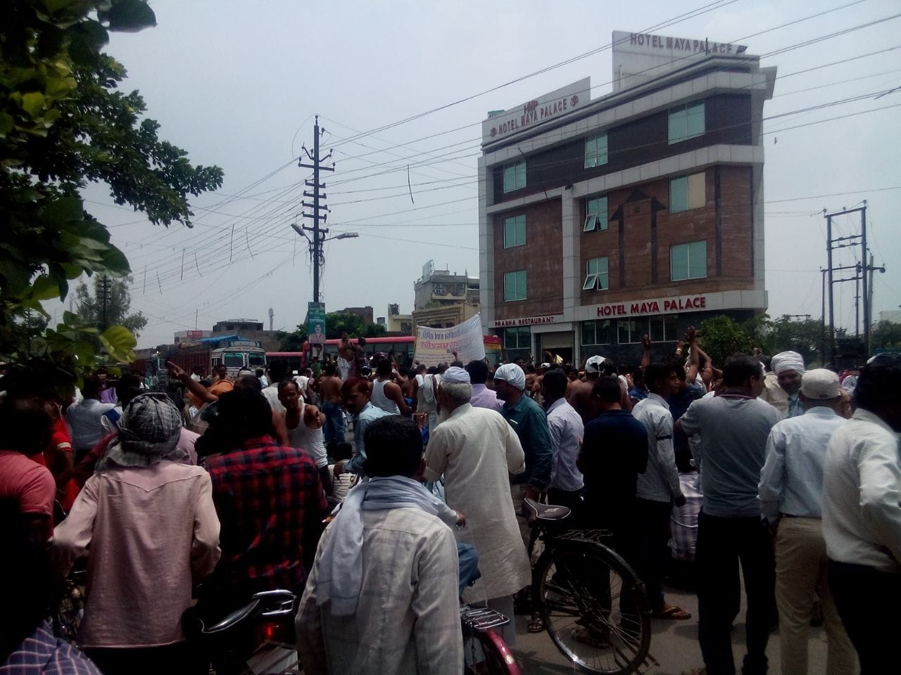 shikshamitra in mathura block train and protesting for job