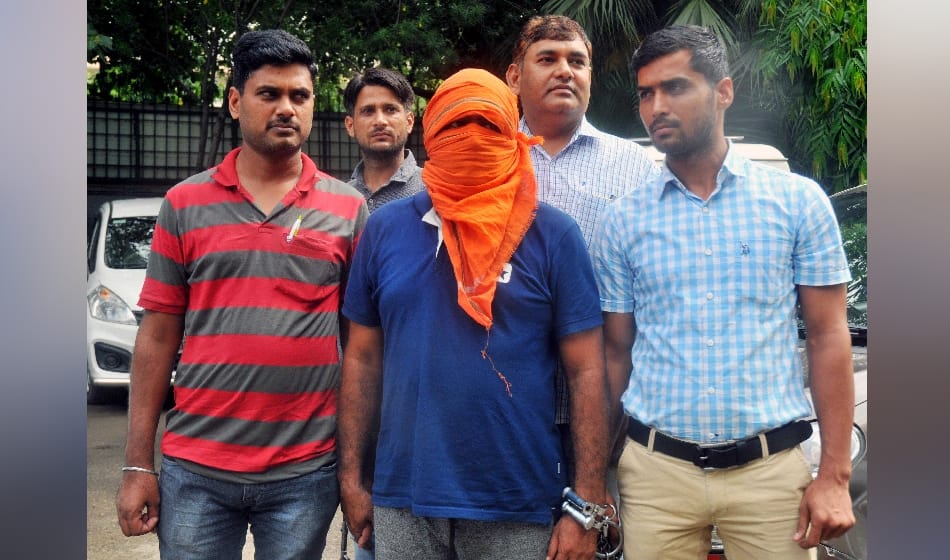 crook of one lakh reward holder arrested from Karnataka, he is mianwali triple murder case accuse
