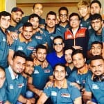 अपनी टीम के साथ अक्षय कुमार