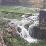 ओवरफ्लो होने के बाद पिछोला झील के गेट से निकलता पानी