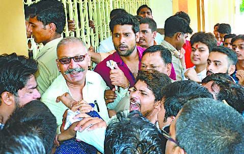 इंस्पेक्टर का कॉलर पकड़ा तो आरआरएफ ने उठा ली लाठी