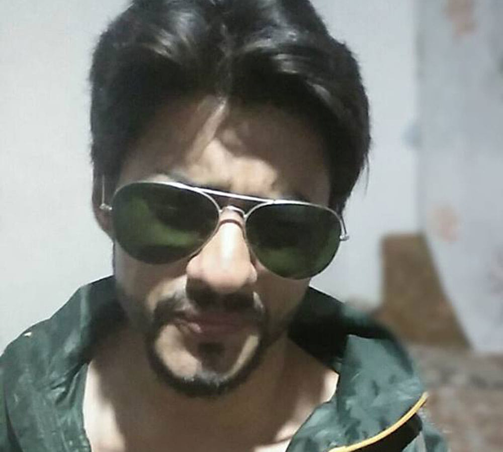 shahrukh khan look a like Haider Maqbool photo viral on social media