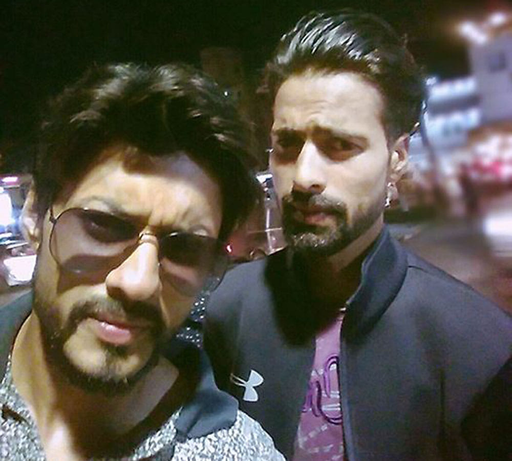 shahrukh khan look a like Haider Maqbool photo viral on social media